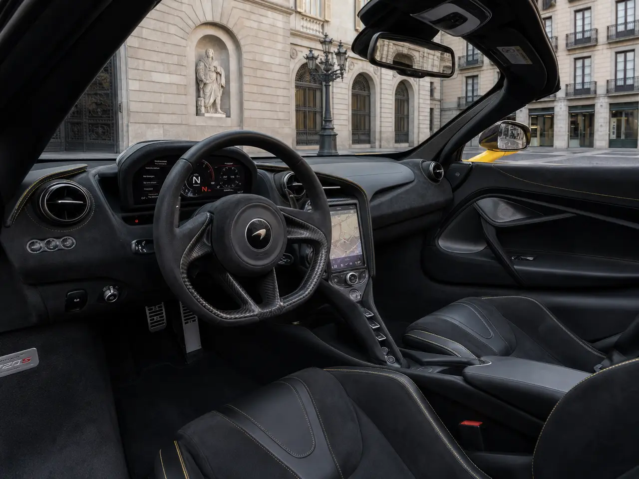 McLaren 720S Spider 2022, interni — Florence Luxury Car Rental, Firenze. McLaren 720S Spider a Firenze Il noleggio della McLaren 720S Spider a Firenze mette a…