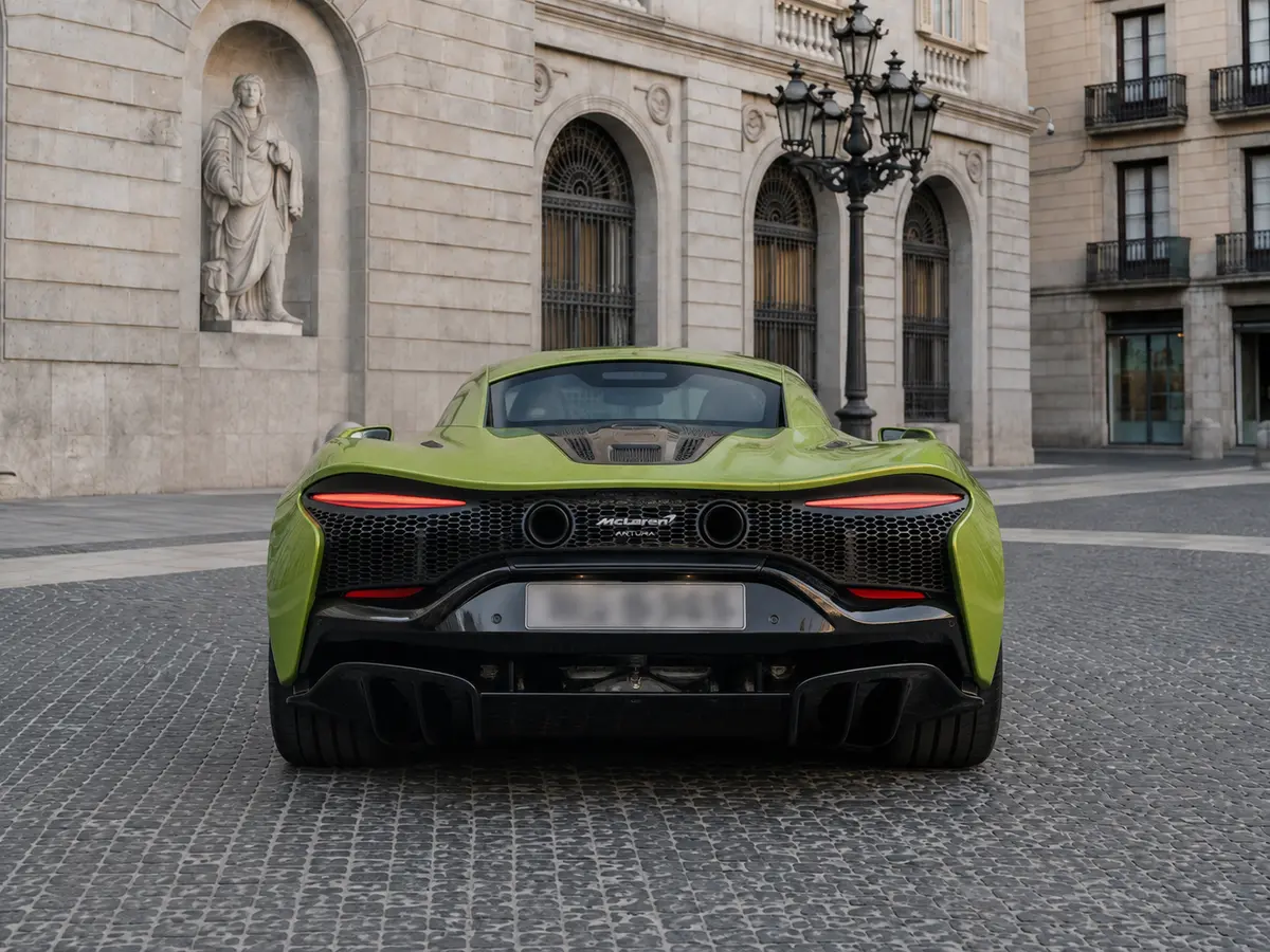 McLaren Artura Spider 2024, vista posteriore — Florence Luxury Car Rental, Firenze. McLaren Artura Spider a Firenze Il noleggio di una McLaren Artura Spider a Firenze mette…