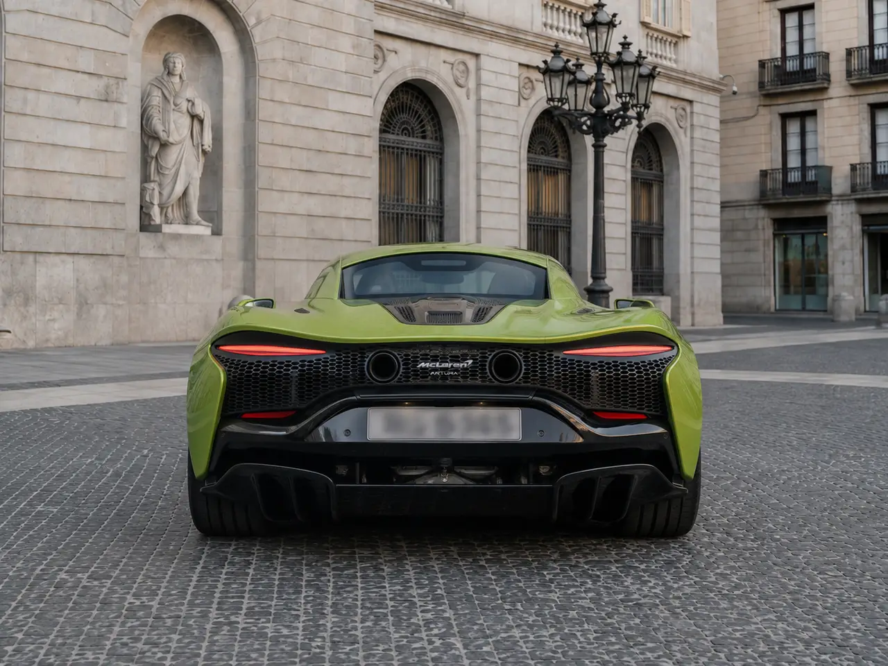 McLaren Artura Spider 2024, vista posteriore — Florence Luxury Car Rental, Firenze. McLaren Artura Spider a Firenze Il noleggio di una McLaren Artura Spider a Firenze mette…