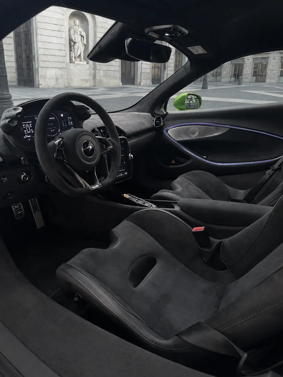 McLaren Artura Spider 2024, interni — Florence Luxury Car Rental, Firenze. McLaren Artura Spider a Firenze Il noleggio di una McLaren Artura Spider a Firenze mette…