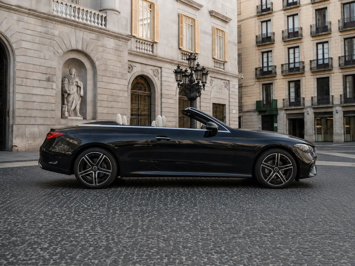 Mercedes Benz CLE Cabrio 2025, vue avant — Florence Luxury Car Rental, Florence. Mercedes Benz CLE Cabrio à Florence La location d'une Mercedes Benz CLE Cabrio à Florence…