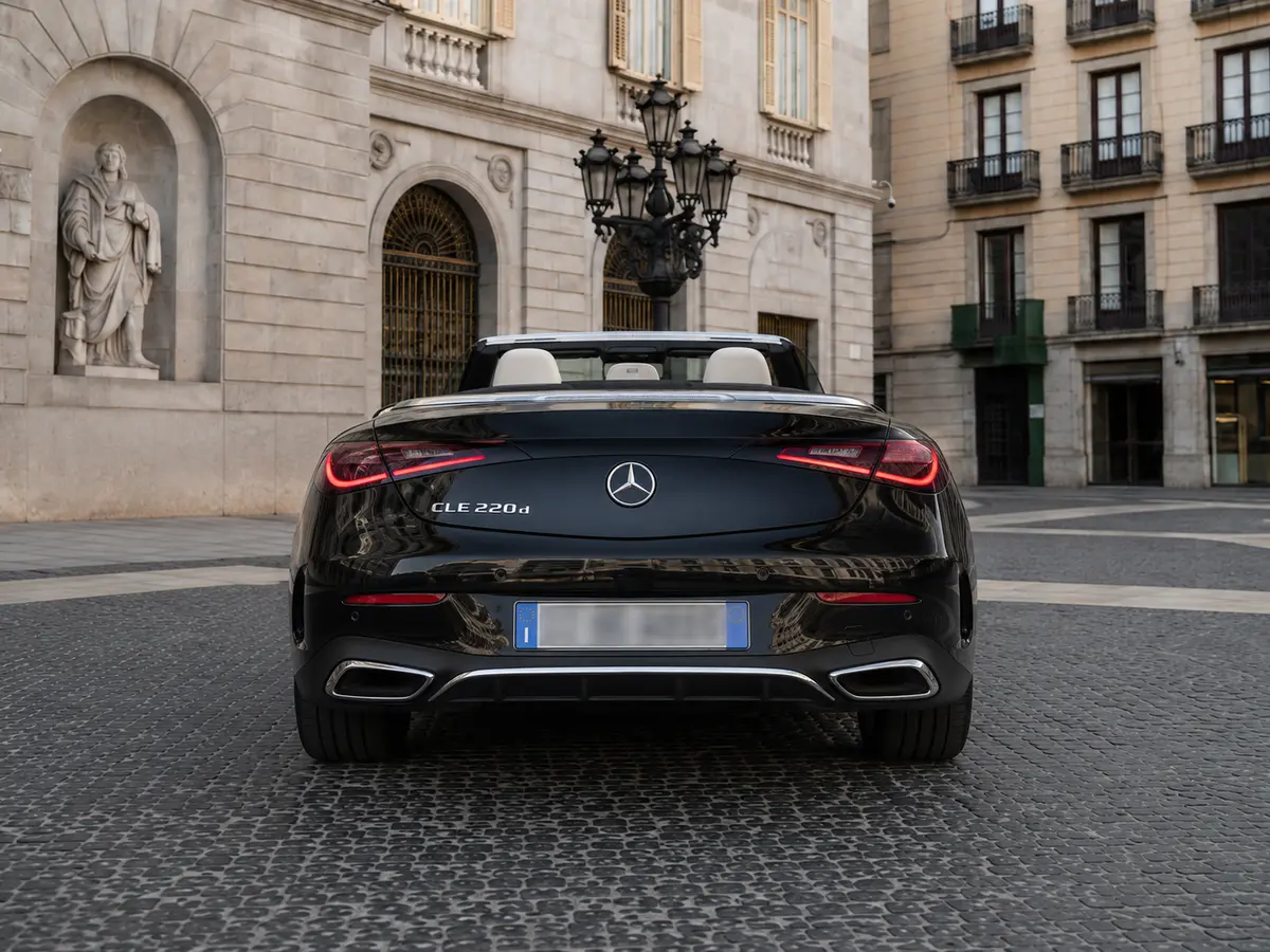 Mercedes Benz CLE Cabrio 2025, vue arrière — Florence Luxury Car Rental, Florence. Mercedes Benz CLE Cabrio à Florence La location d'une Mercedes Benz CLE Cabrio à Florence…
