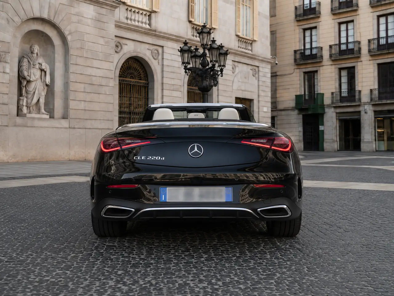 Mercedes Benz CLE Cabrio 2025, vue arrière — Florence Luxury Car Rental, Florence. Mercedes Benz CLE Cabrio à Florence La location d'une Mercedes Benz CLE Cabrio à Florence…