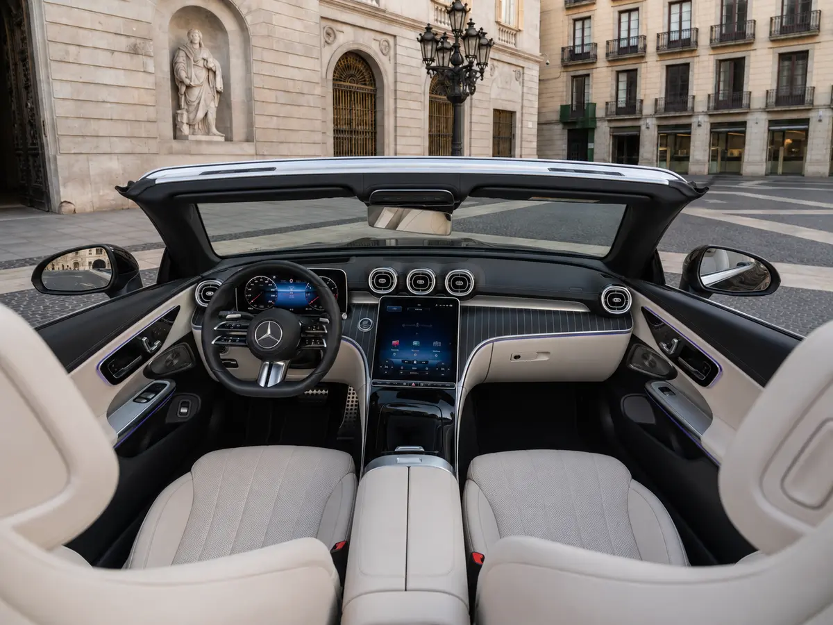 Mercedes Benz CLE Cabrio 2025, intérieur — Florence Luxury Car Rental, Florence. Mercedes Benz CLE Cabrio à Florence La location d'une Mercedes Benz CLE Cabrio à Florence…