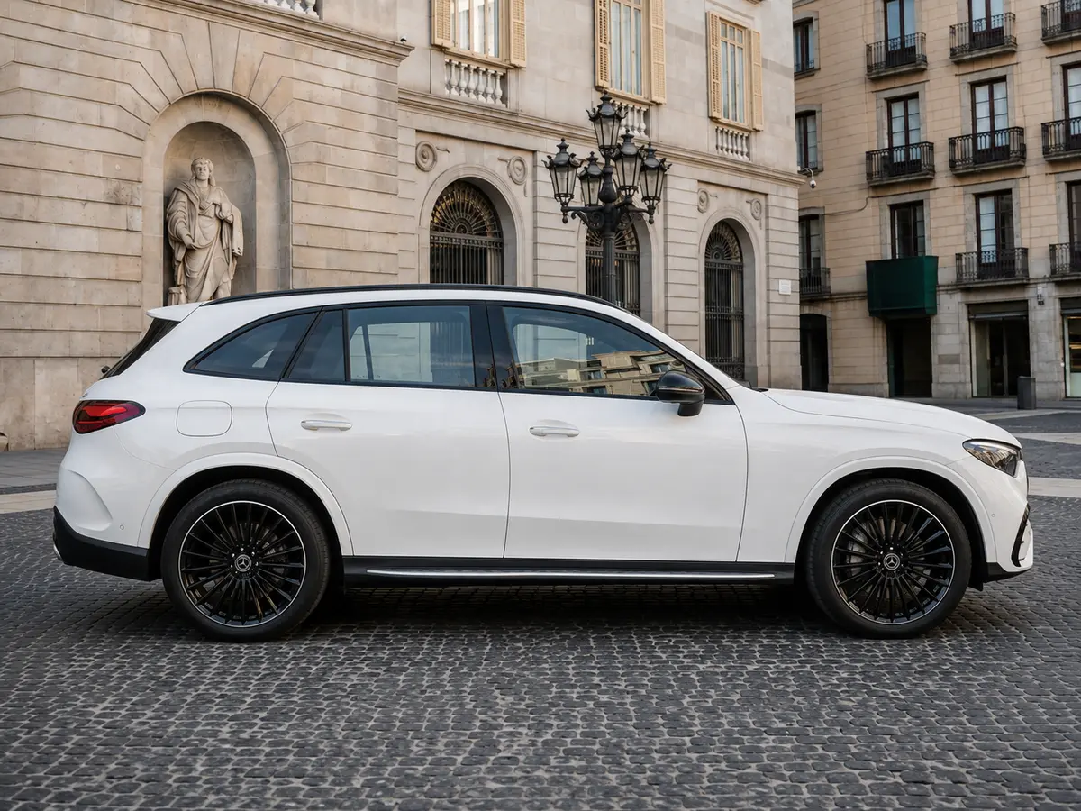 Mercedes Benz GLC 2025, vista frontale — Florence Luxury Car Rental, Firenze. Mercedes Benz GLC a Firenze Il noleggio di una Mercedes Benz GLC a Firenze mette a…