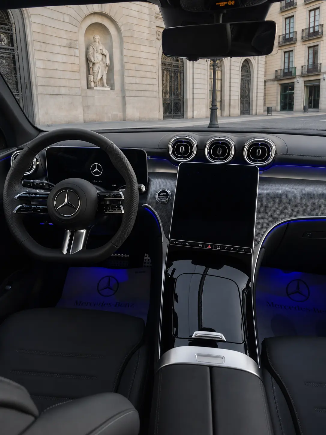 Mercedes Benz GLC 2025, interni — Florence Luxury Car Rental, Firenze. Mercedes Benz GLC a Firenze Il noleggio di una Mercedes Benz GLC a Firenze mette a…