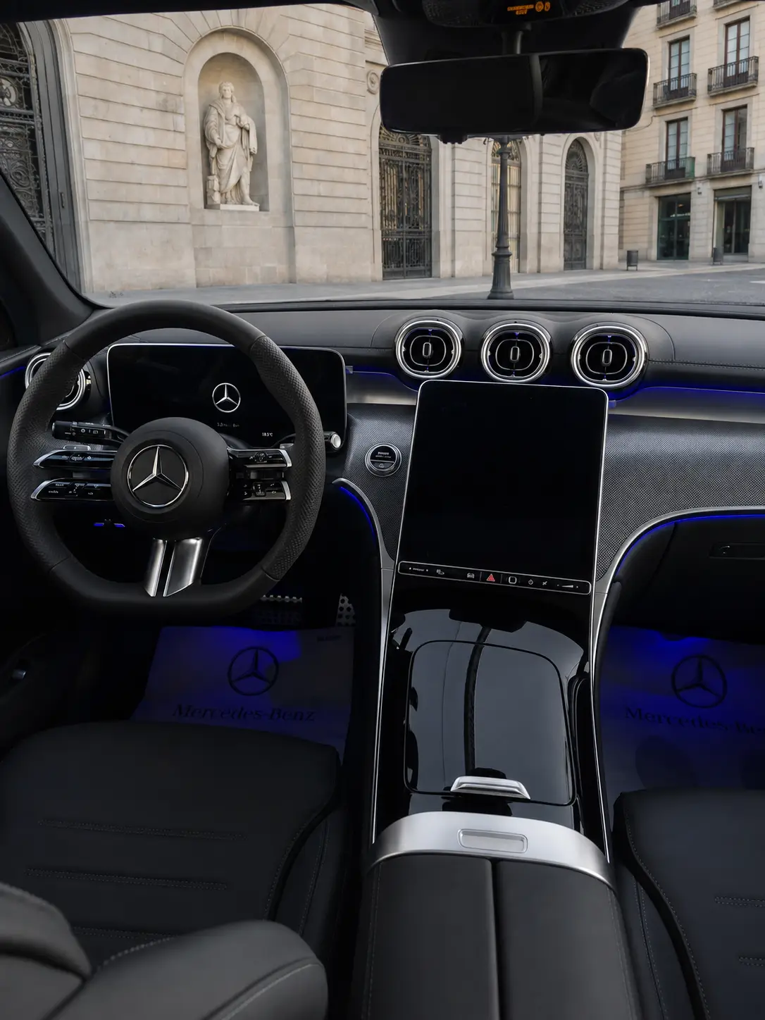 Mercedes Benz GLC 2025, interni — Florence Luxury Car Rental, Firenze. Mercedes Benz GLC a Firenze Il noleggio di una Mercedes Benz GLC a Firenze mette a…