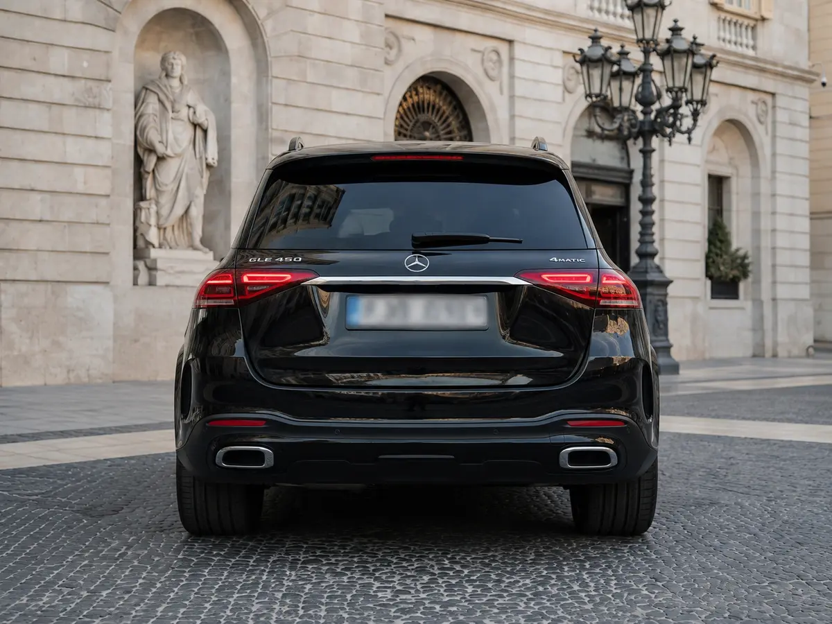 Mercedes Benz GLE 450 AMG 2024, vista posteriore — Florence Luxury Car Rental, Firenze. Mercedes Benz GLE 450 AMG a Firenze Il noleggio di una Mercedes Benz GLE 450 AMG a…
