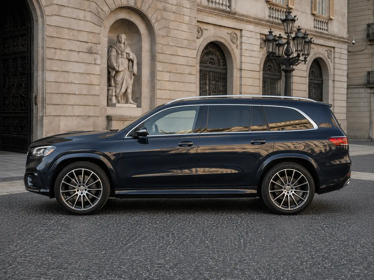 Mercedes Benz GLS-klasse 350 D Exclusive 7 Posti 2025, exterior — Florence Luxury Car Rental, Florencia. Mercedes Benz GLS-klasse 350 D Exclusive 7 Posti en Florencia El alquiler del Mercedes…