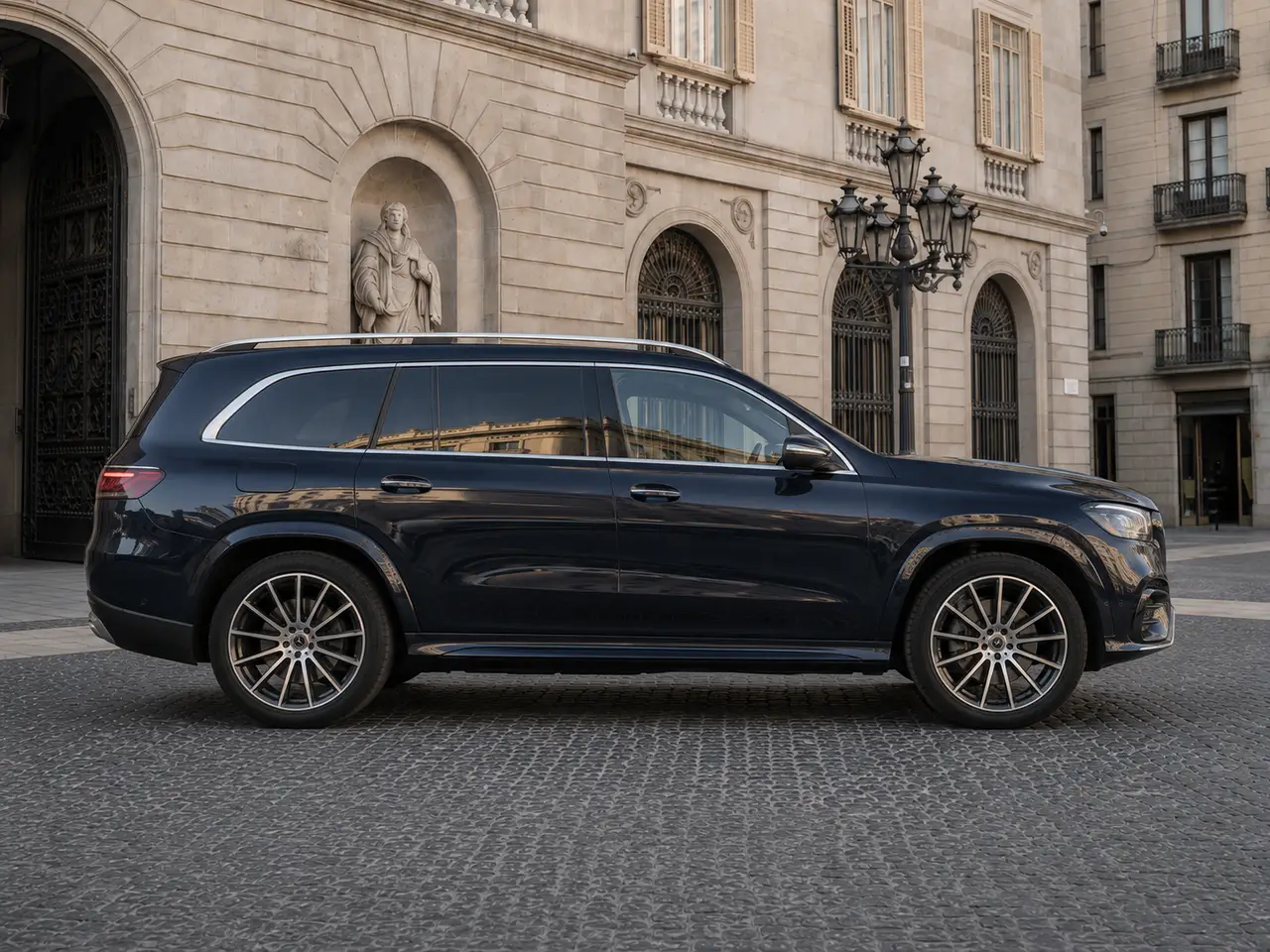 Mercedes Benz GLS-klasse 350 D Exclusive 7 Posti 2025, vista frontal — Florence Luxury Car Rental, Florencia. Mercedes Benz GLS-klasse 350 D Exclusive 7 Posti en Florencia El alquiler del Mercedes…