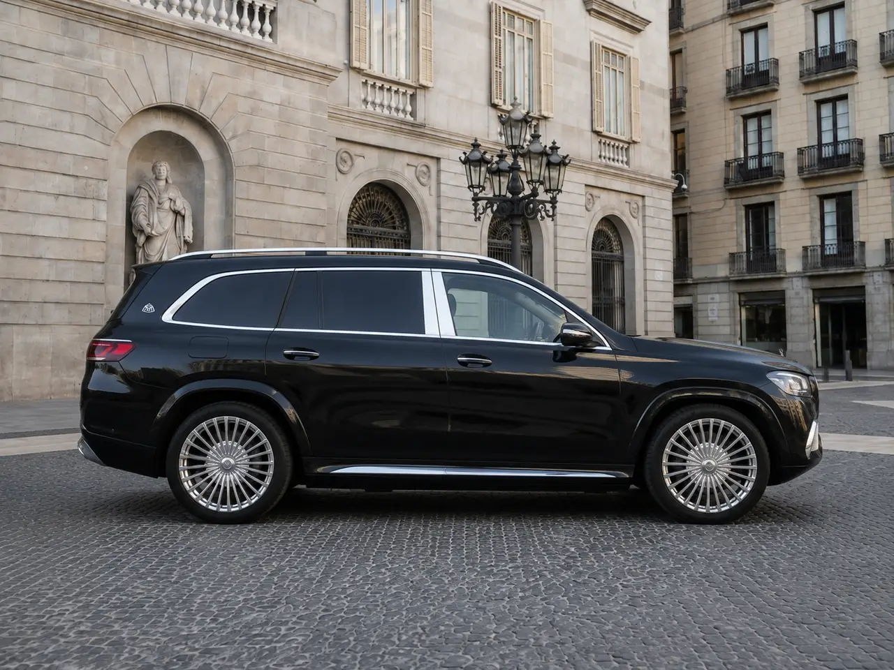 Mercedes Benz GLS Maybach 2022, vue avant — Florence Luxury Car Rental, Florence. Mercedes Benz GLS Maybach à Florence La location d'une Mercedes Benz GLS Maybach à…