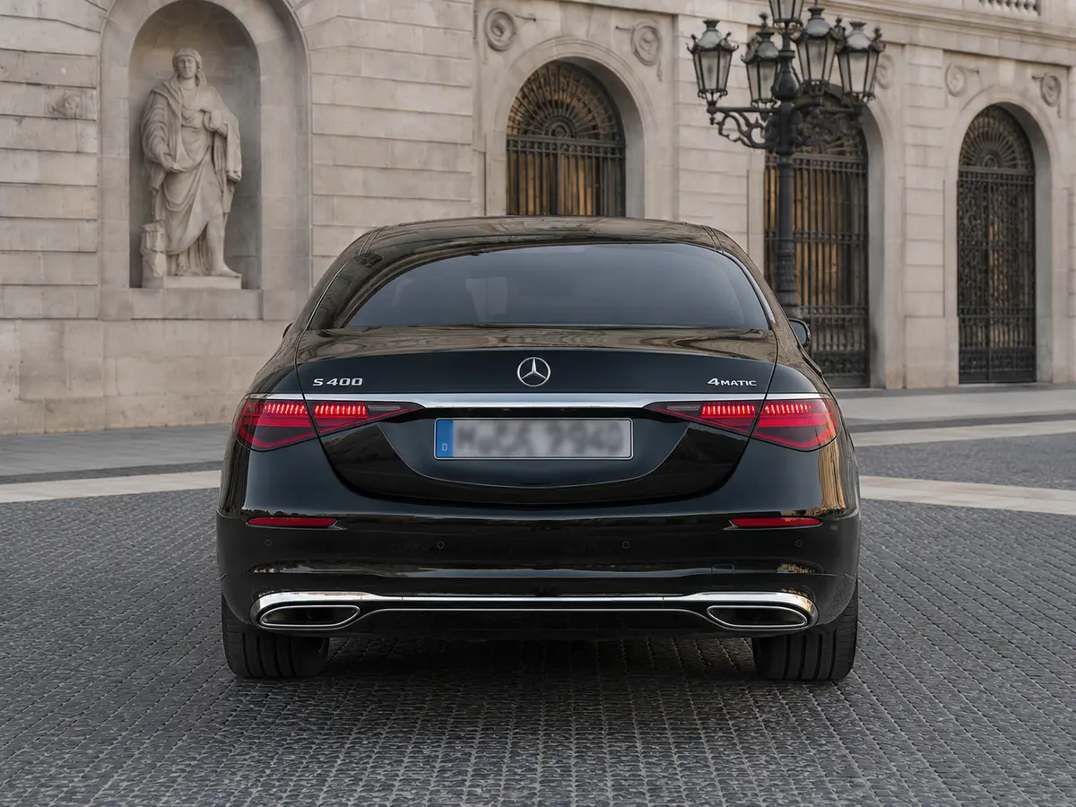 Mercedes Benz S-klasse S400 Long 4-Matic 2023, vista trasera — Florence Luxury Car Rental, Florencia. Mercedes Benz S-klasse S400 Long 4-Matic en Florencia El alquiler del Mercedes Benz…