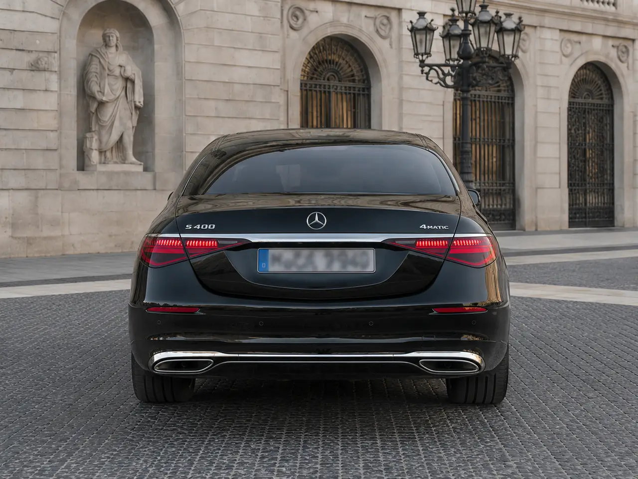 Mercedes Benz S-klasse S400 Long 4-Matic 2023, vista trasera — Florence Luxury Car Rental, Florencia. Mercedes Benz S-klasse S400 Long 4-Matic en Florencia El alquiler del Mercedes Benz…