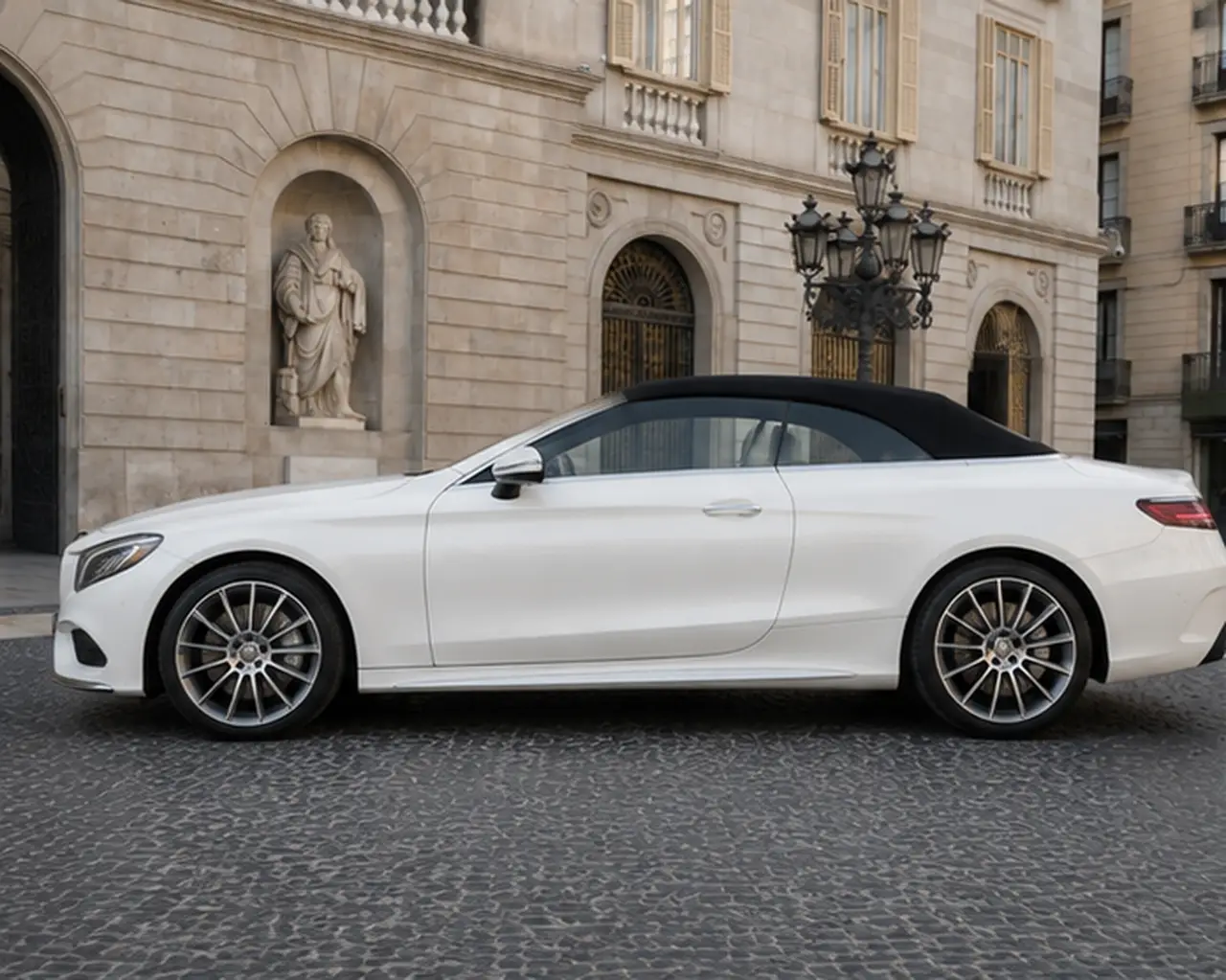 Mercedes Benz S560 Cabrio 2021, esterno — Florence Luxury Car Rental, Firenze. Mercedes Benz S560 Cabrio a Firenze Il noleggio della Mercedes Benz S560 Cabrio a Firenze…