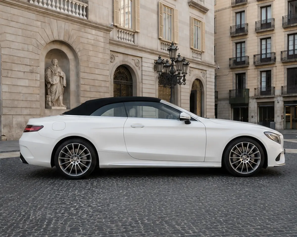 Mercedes Benz S560 Cabrio 2021, vista frontale — Florence Luxury Car Rental, Firenze. Mercedes Benz S560 Cabrio a Firenze Il noleggio della Mercedes Benz S560 Cabrio a Firenze…