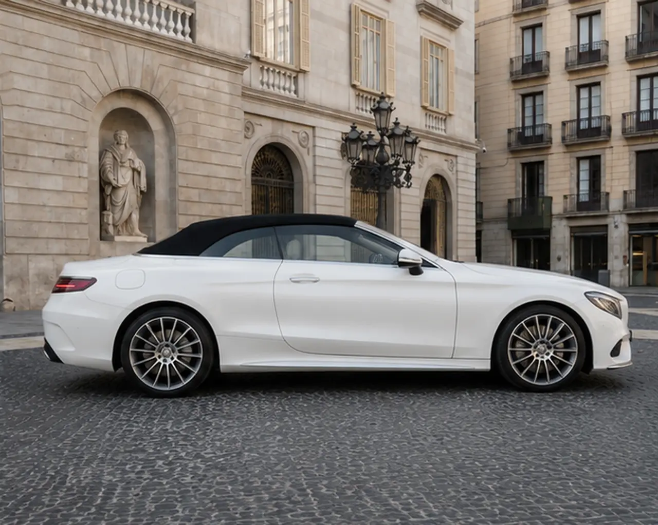 Mercedes Benz S560 Cabrio 2021, vista frontale — Florence Luxury Car Rental, Firenze. Mercedes Benz S560 Cabrio a Firenze Il noleggio della Mercedes Benz S560 Cabrio a Firenze…