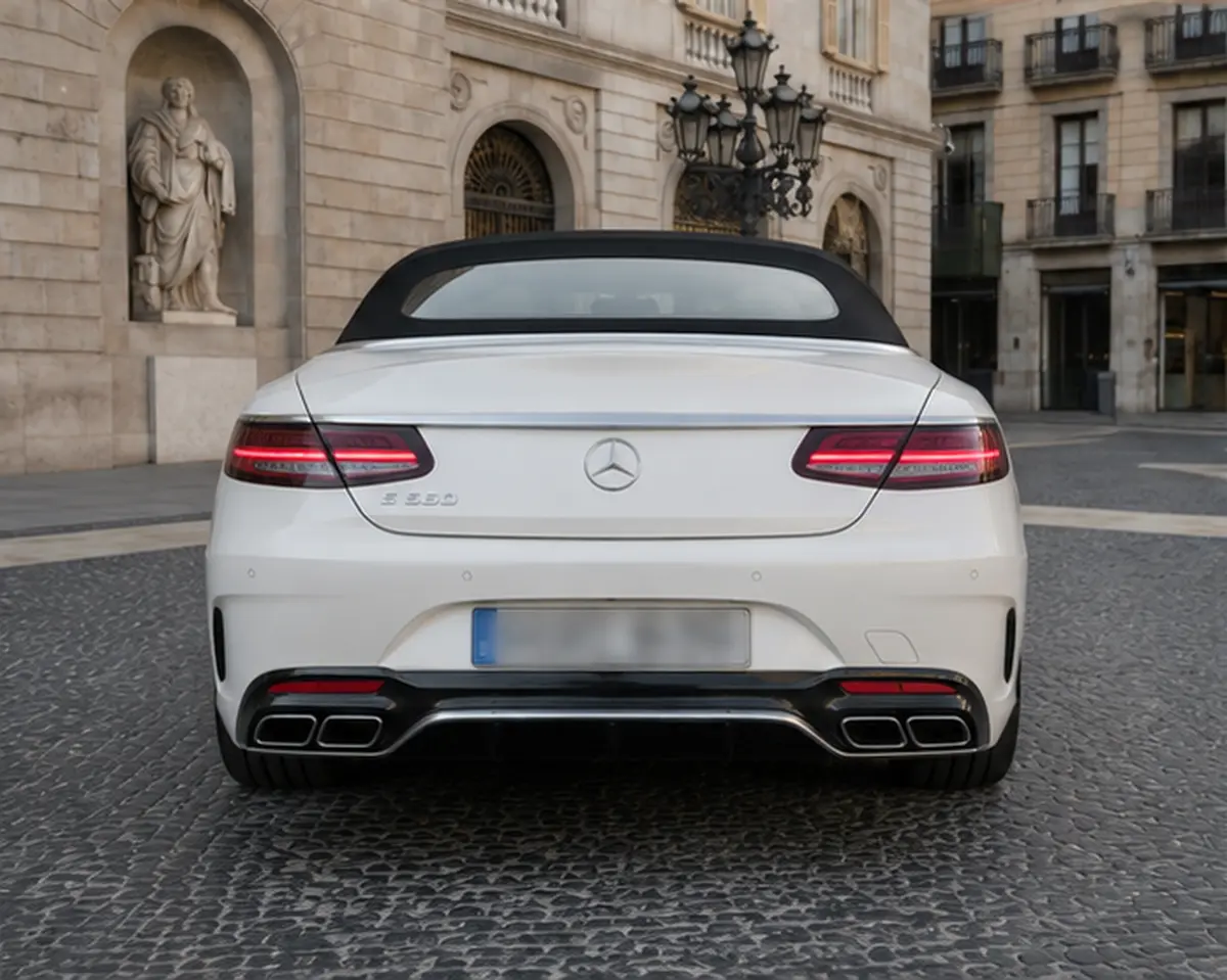 Mercedes Benz S560 Cabrio 2021, vista posteriore — Florence Luxury Car Rental, Firenze. Mercedes Benz S560 Cabrio a Firenze Il noleggio della Mercedes Benz S560 Cabrio a Firenze…