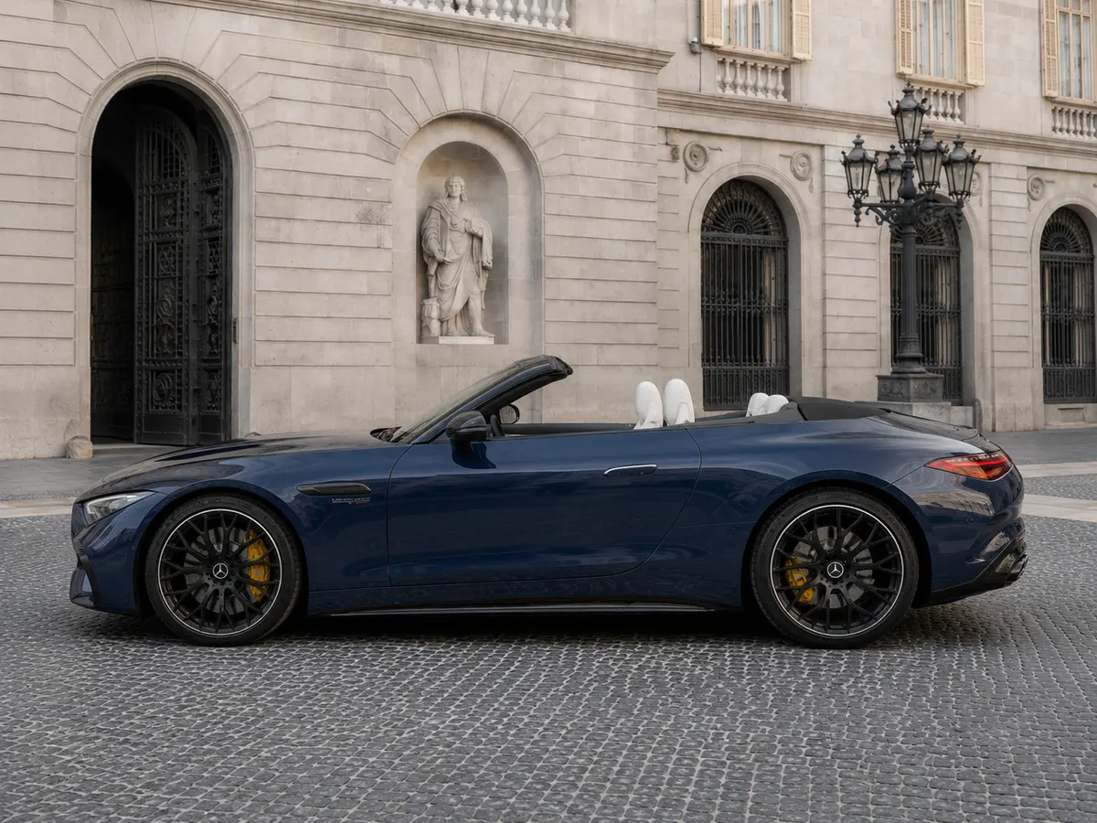 Mercedes Benz SL 63 AMG 2025, esterno — Florence Luxury Car Rental, Firenze. Mercedes Benz SL 63 AMG a Firenze Il noleggio di una Mercedes Benz SL 63 AMG a Firenze…