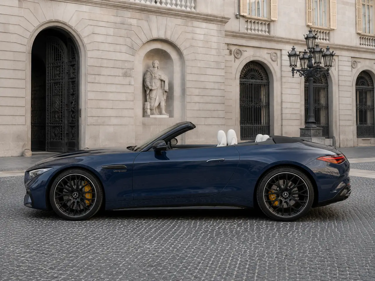 Mercedes Benz SL 63 AMG 2025, esterno — Florence Luxury Car Rental, Firenze. Mercedes Benz SL 63 AMG a Firenze Il noleggio di una Mercedes Benz SL 63 AMG a Firenze…