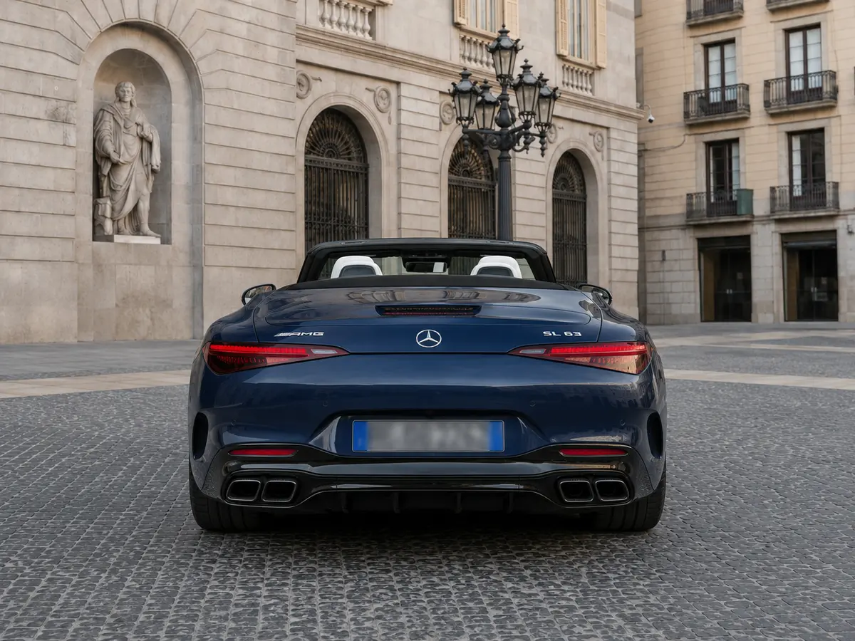 Mercedes Benz SL 63 AMG 2025, vista posteriore — Florence Luxury Car Rental, Firenze. Mercedes Benz SL 63 AMG a Firenze Il noleggio di una Mercedes Benz SL 63 AMG a Firenze…