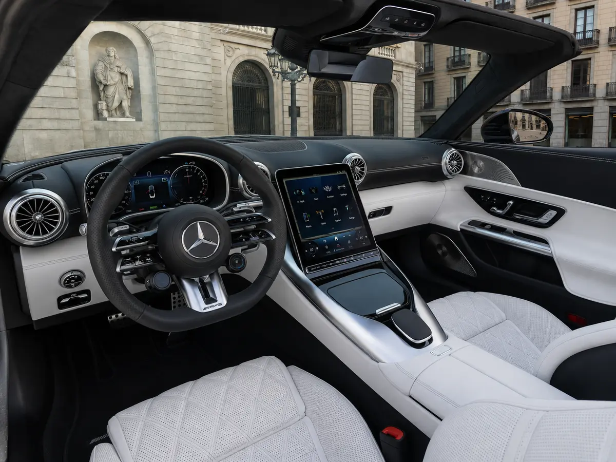 Mercedes Benz SL 63 AMG 2025, interni — Florence Luxury Car Rental, Firenze. Mercedes Benz SL 63 AMG a Firenze Il noleggio di una Mercedes Benz SL 63 AMG a Firenze…