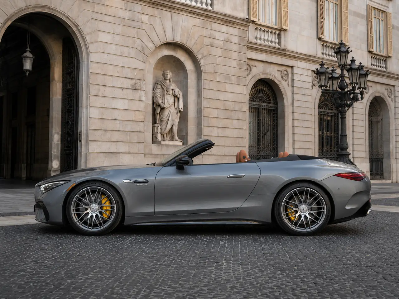Mercedes Benz SL63 Cabrio 2023, esterno — Florence Luxury Car Rental, Firenze. Mercedes Benz SL63 Cabrio a Firenze Il noleggio di una Mercedes Benz SL63 Cabrio a…