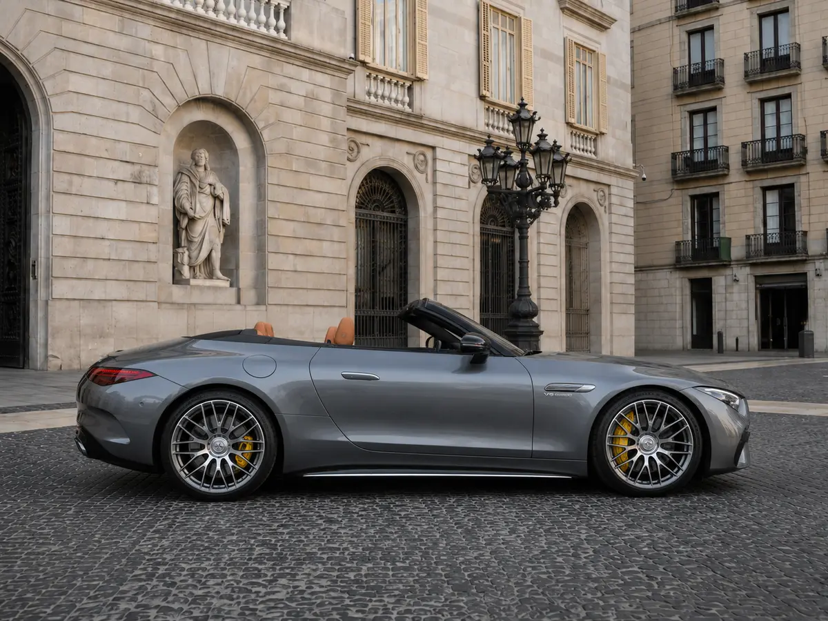 Mercedes Benz SL63 Cabrio 2023, vista frontale — Florence Luxury Car Rental, Firenze. Mercedes Benz SL63 Cabrio a Firenze Il noleggio di una Mercedes Benz SL63 Cabrio a…