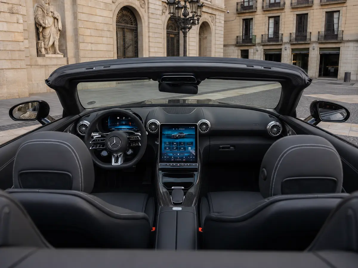 Mercedes Benz SL63 Cabrio 2023, interni — Florence Luxury Car Rental, Firenze. Mercedes Benz SL63 Cabrio a Firenze Il noleggio di una Mercedes Benz SL63 Cabrio a…