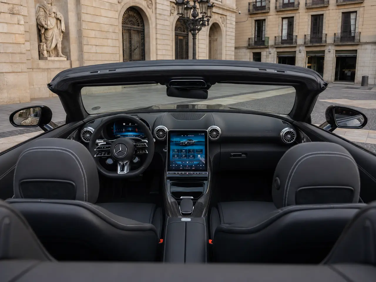 Mercedes Benz SL63 Cabrio 2023, interni — Florence Luxury Car Rental, Firenze. Mercedes Benz SL63 Cabrio a Firenze Il noleggio di una Mercedes Benz SL63 Cabrio a…