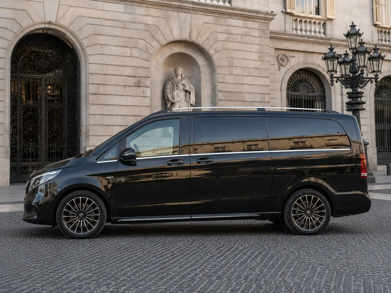 Mercedes Benz V300 4x4 XL Exclusive 7 seats 2025, exterior — Florence Luxury Car Rental, Florencia. Mercedes Benz V300 4x4 XL Exclusive 7 seats en Florencia El alquiler de un Mercedes Benz…
