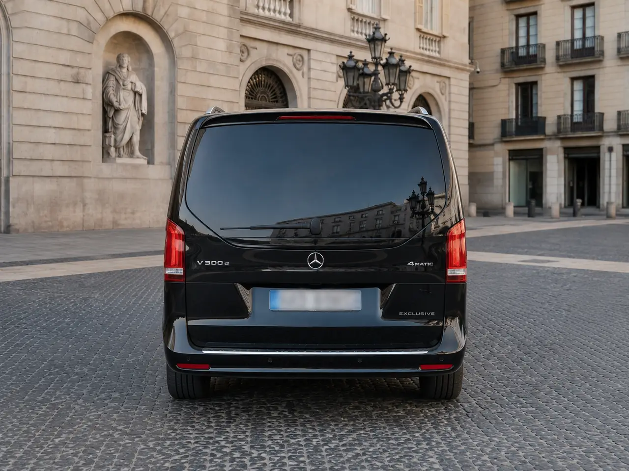 Mercedes Benz V300 4x4 XL Exclusive 7 seats 2025, vista trasera — Florence Luxury Car Rental, Florencia. Mercedes Benz V300 4x4 XL Exclusive 7 seats en Florencia El alquiler de un Mercedes Benz…