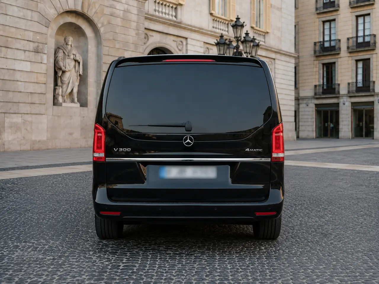 Mercedes Benz V300 4x4 XL VIP (Captain, 7 seat) 2025, vista trasera — Florence Luxury Car Rental, Florencia. Mercedes Benz V300 4x4 XL VIP (Captain, 7 seat) en Florencia El alquiler del Mercedes…