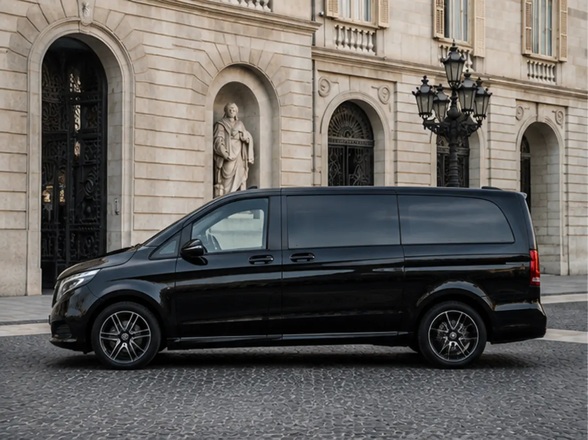 Mercedes V Class 2026, extérieur — Florence Luxury Car Rental, Florence. Mercedes Benz V Class à Florence La location d'un Mercedes Benz V Class à Florence met à…