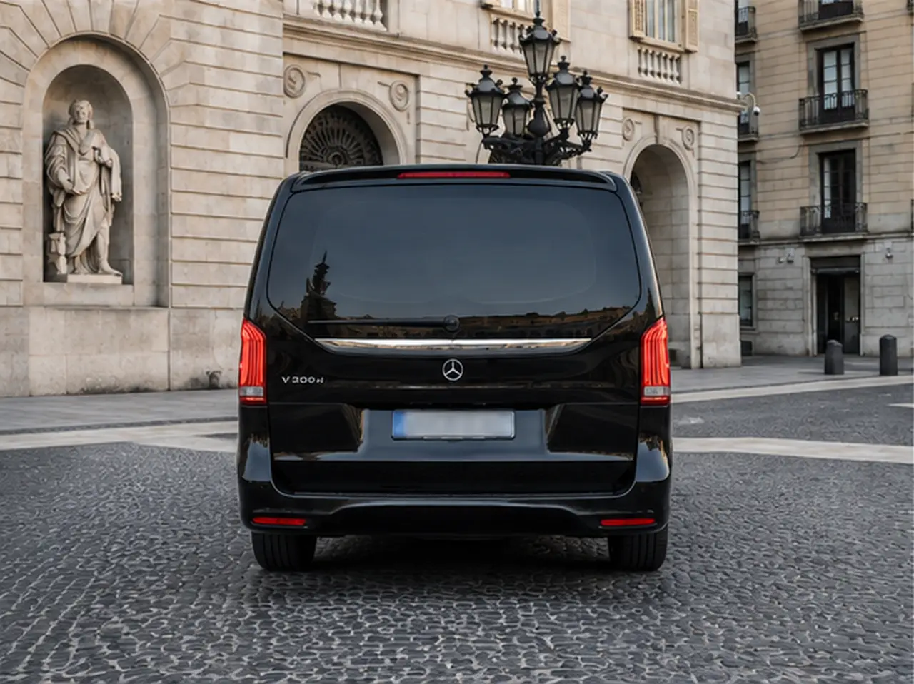 Mercedes V Class 2026, vue arrière — Florence Luxury Car Rental, Florence. Mercedes Benz V Class à Florence La location d'un Mercedes Benz V Class à Florence met à…