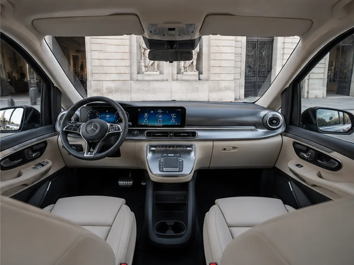 Mercedes V Class 2026, intérieur — Florence Luxury Car Rental, Florence. Mercedes Benz V Class à Florence La location d'un Mercedes Benz V Class à Florence met à…
