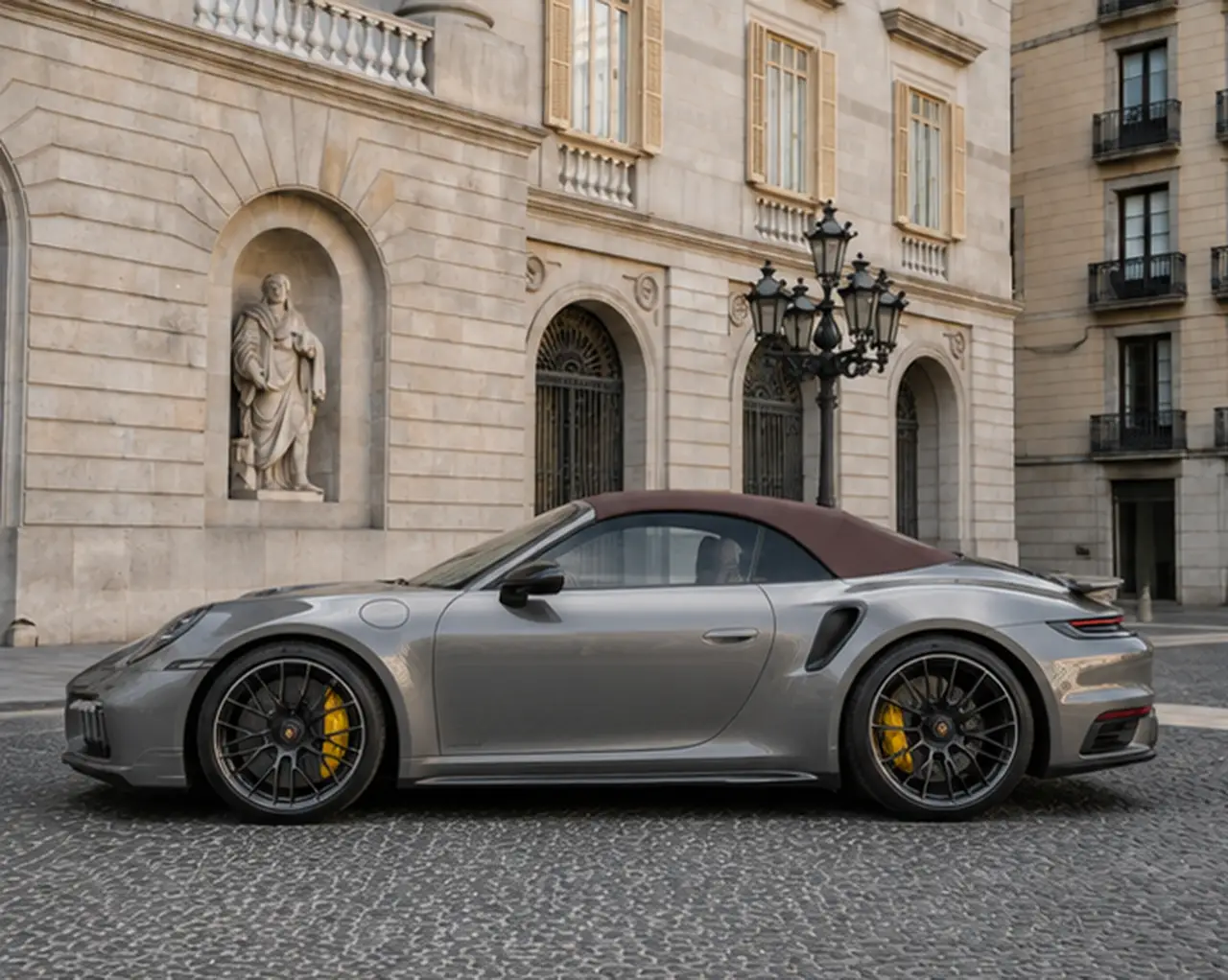 Porsche 911 992 Carrera Turbo S Cabrio 2026, exterior — Florence Luxury Car Rental, Florencia. Porsche 911 992 Carrera Turbo S Cabrio en Florencia El alquiler de un Porsche 911 992…