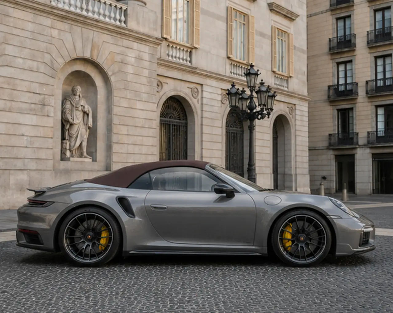 Porsche 911 992 Carrera Turbo S Cabrio 2026, vista frontal — Florence Luxury Car Rental, Florencia. Porsche 911 992 Carrera Turbo S Cabrio en Florencia El alquiler de un Porsche 911 992…