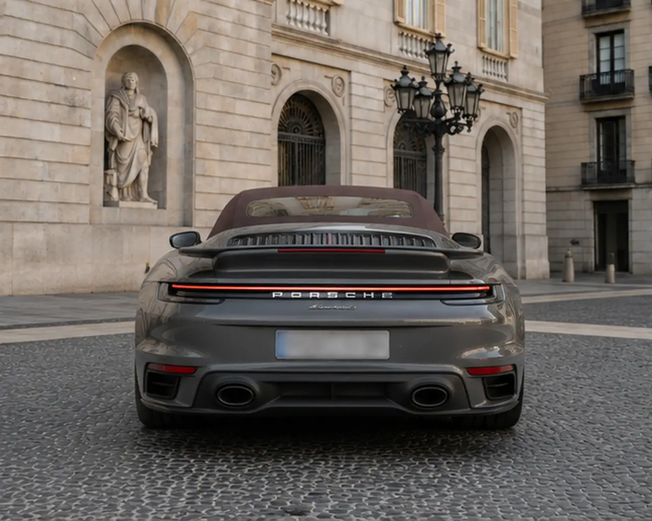 Porsche 911 992 Carrera Turbo S Cabrio 2026, vista trasera — Florence Luxury Car Rental, Florencia. Porsche 911 992 Carrera Turbo S Cabrio en Florencia El alquiler de un Porsche 911 992…