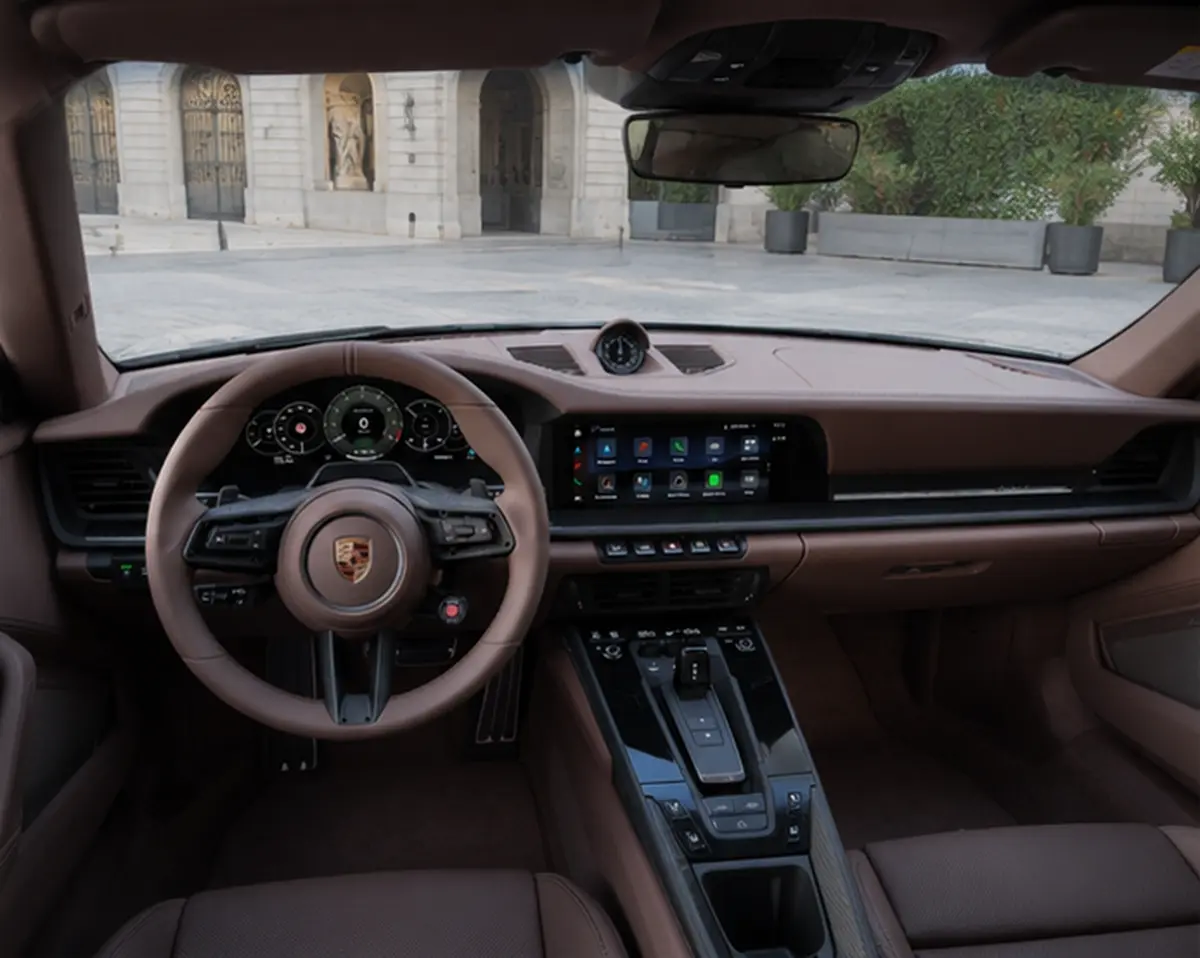 Porsche 911 992 Carrera Turbo S Cabrio 2026, interior — Florence Luxury Car Rental, Florencia. Porsche 911 992 Carrera Turbo S Cabrio en Florencia El alquiler de un Porsche 911 992…