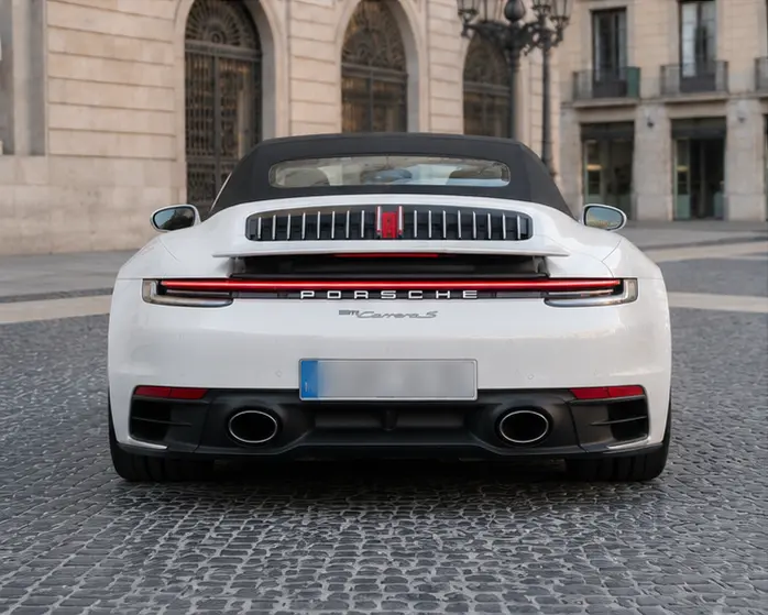 Porsche 911 Carrera S Cabrio (992) 2025, vista trasera — Florence Luxury Car Rental, Florencia. Porsche 911 Carrera S Cabrio (992) en Florencia El alquiler de un Porsche 911 Carrera S…