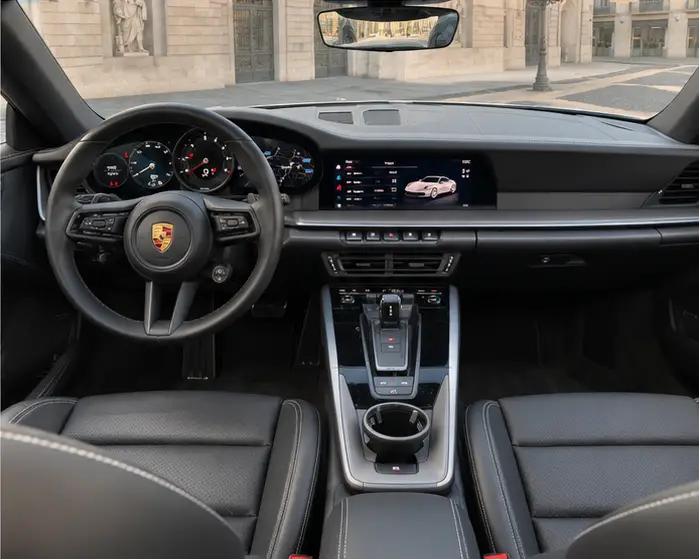 Porsche 911 Carrera S Cabrio (992) 2025, interior — Florence Luxury Car Rental, Florencia. Porsche 911 Carrera S Cabrio (992) en Florencia El alquiler de un Porsche 911 Carrera S…