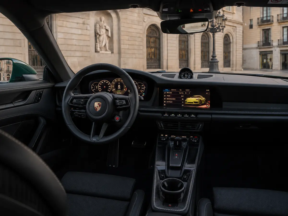 Porsche 911 GT3 2026, interni — Florence Luxury Car Rental, Firenze. Porsche 911 GT3 a Firenze Il noleggio di una Porsche 911 GT3 a Firenze mette a…