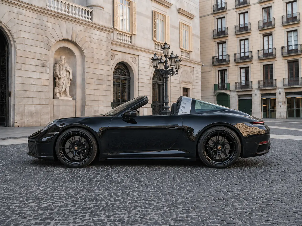 Porsche 911 Targa 2025, esterno — Florence Luxury Car Rental, Firenze. Porsche 911 Targa a Firenze Il noleggio di una Porsche 911 Targa a Firenze offre un…