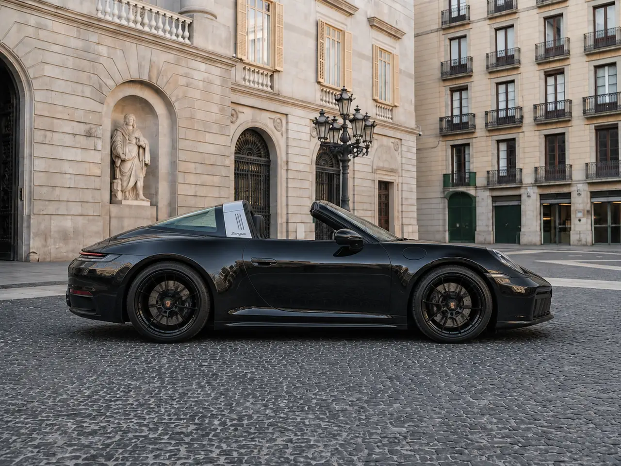 Porsche 911 Targa 2025, vista frontale — Florence Luxury Car Rental, Firenze. Porsche 911 Targa a Firenze Il noleggio di una Porsche 911 Targa a Firenze offre un…
