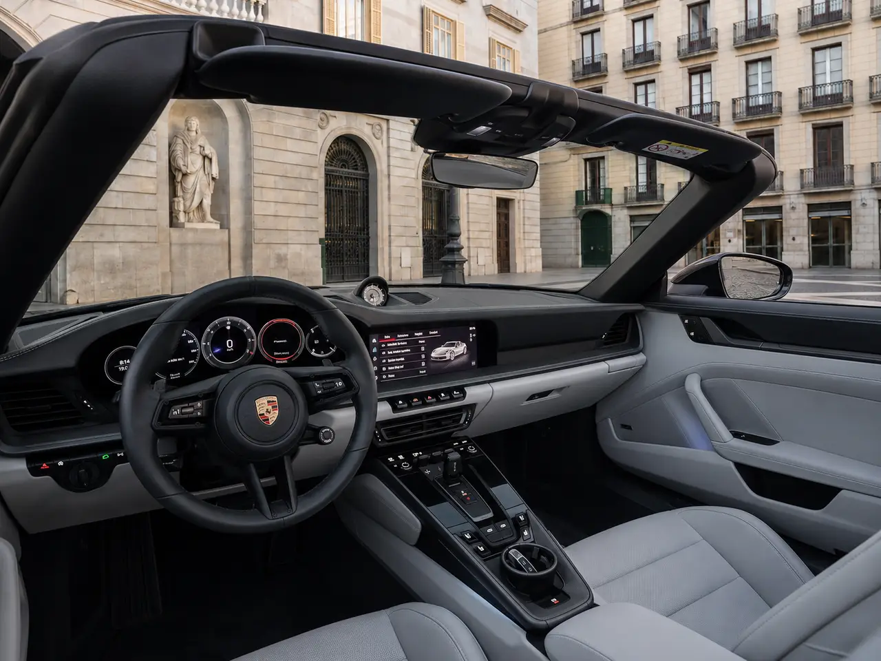 Porsche 911 Targa 2025, interni — Florence Luxury Car Rental, Firenze. Porsche 911 Targa a Firenze Il noleggio di una Porsche 911 Targa a Firenze offre un…