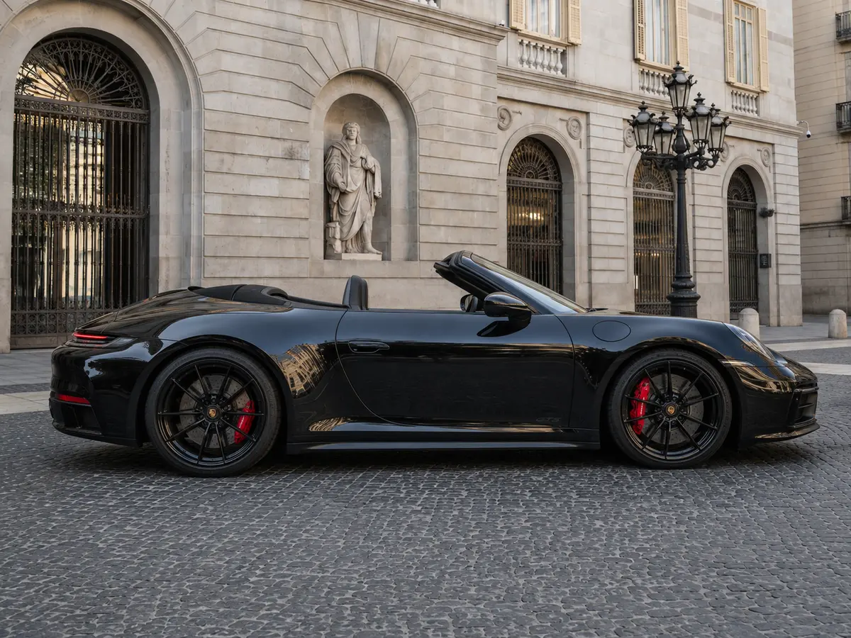 Porsche 992 Carrera 4 GTS Cabrio 2024, vista frontale — Florence Luxury Car Rental, Firenze. Porsche 992 Carrera 4 GTS Cabrio a Firenze Il noleggio della Porsche 992 Carrera 4 GTS…