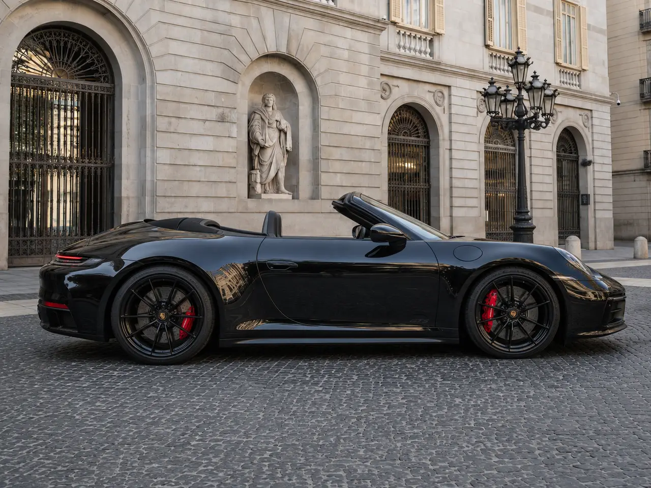 Porsche 992 Carrera 4 GTS Cabrio 2024, vista frontale — Florence Luxury Car Rental, Firenze. Porsche 992 Carrera 4 GTS Cabrio a Firenze Il noleggio della Porsche 992 Carrera 4 GTS…