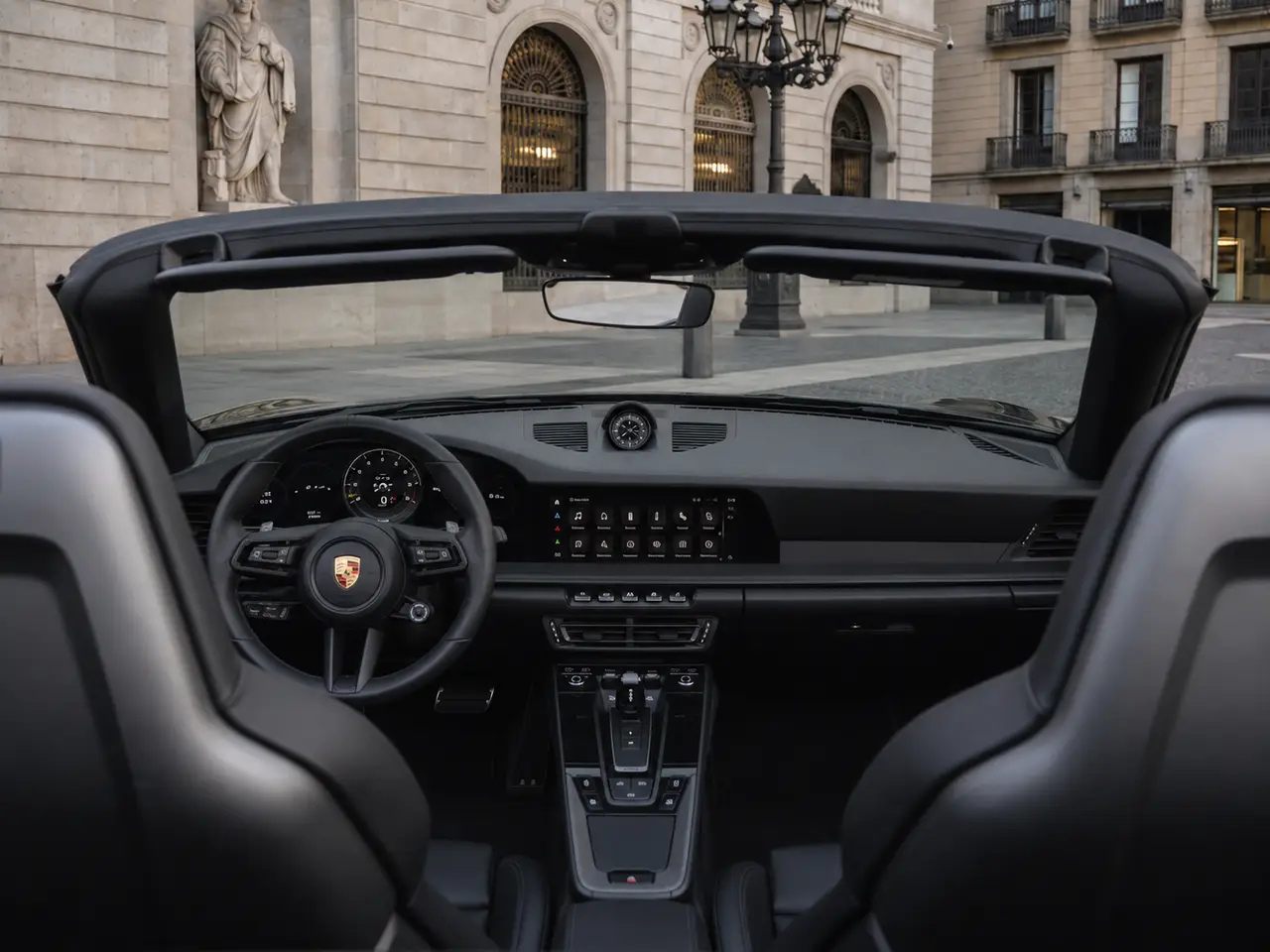 Porsche 992 Carrera 4 GTS Cabrio 2024, interni — Florence Luxury Car Rental, Firenze. Porsche 992 Carrera 4 GTS Cabrio a Firenze Il noleggio della Porsche 992 Carrera 4 GTS…