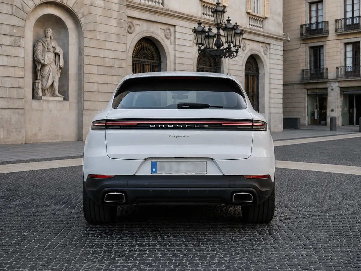 Porsche Cayenne 2025, vista posteriore — Florence Luxury Car Rental, Firenze. Porsche Cayenne a Firenze Il noleggio di una Porsche Cayenne a Firenze mette a…