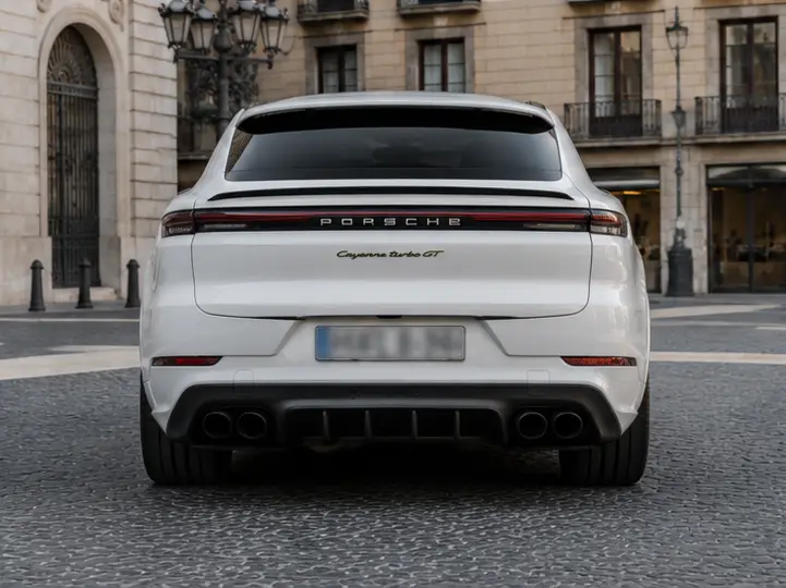 Porsche Cayenne Turbo E-Hybrid Coupé GT 2026, vista trasera — Florence Luxury Car Rental, Florencia. Porsche Cayenne Turbo E-Hybrid Coupé GT en Florencia El alquiler de un Porsche Cayenne…